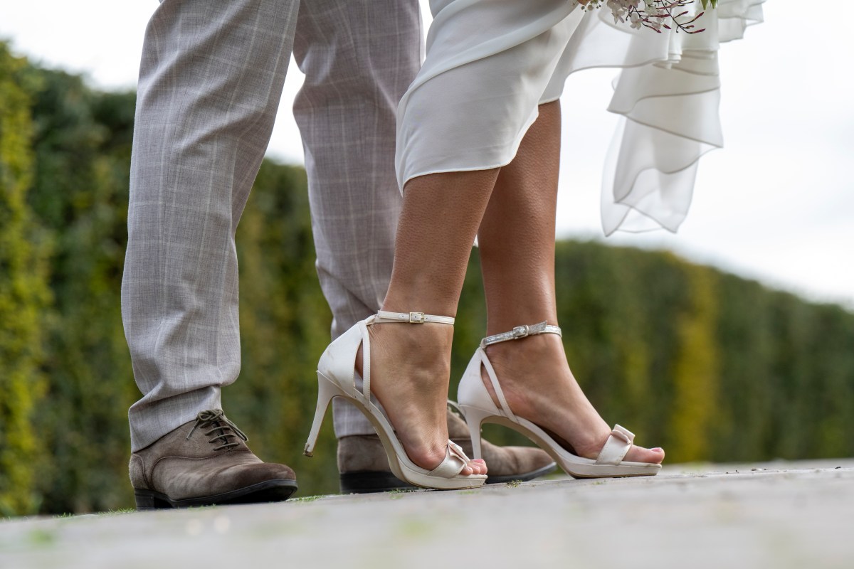 Brautpaar zeigt seine Schuhe
