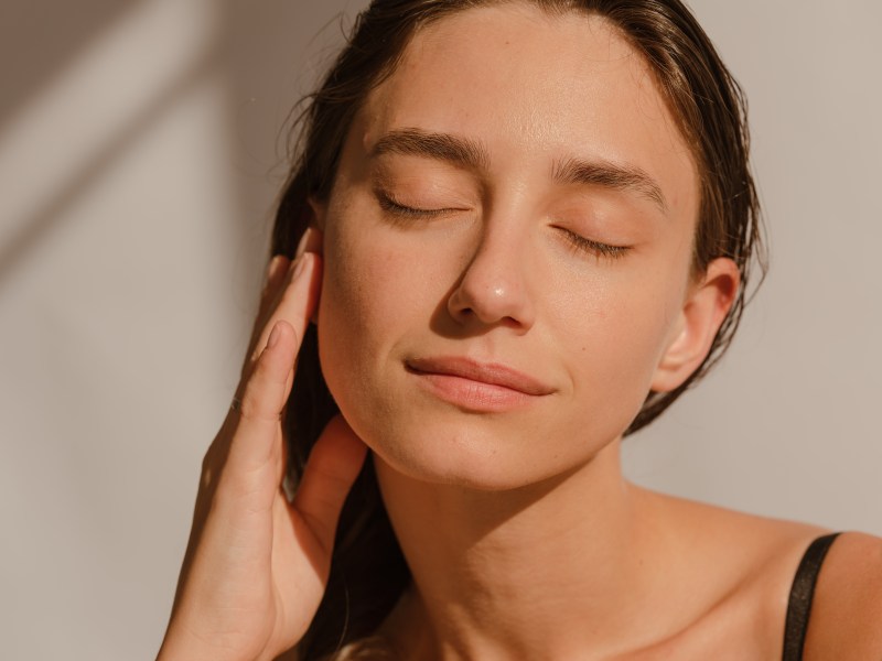 Frau macht Skincare