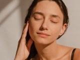 Frau macht Skincare