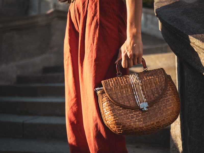 Frau trägt Tasche