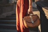 Frau trägt Tasche