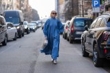 Frau trägt Jeanskleid