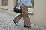 Frau trägt Sandalen