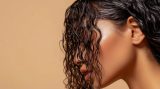 Frau mit braunen Haaren