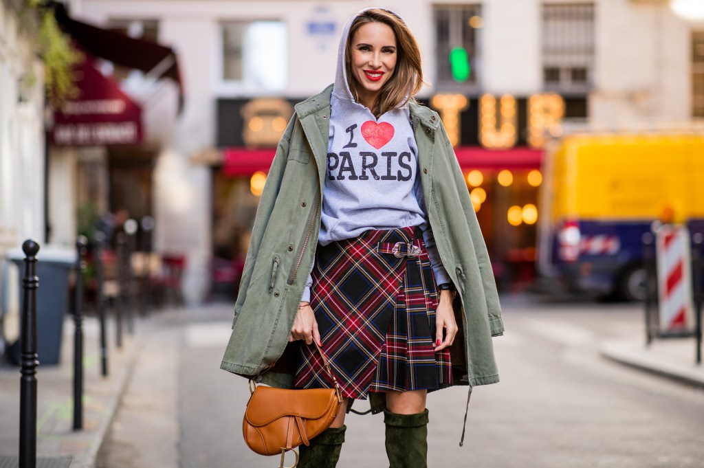 Frau mit I love NY Hoodie
