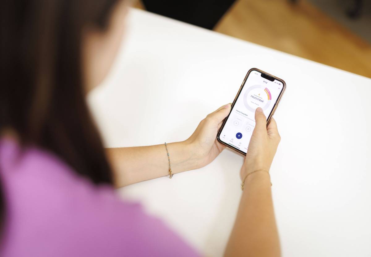 Immer mehr Frauen nutzen smarte Tools und Apps zur Unterstützung beim Schwangerwerden. Was taugen sie und worauf solltest du achten?