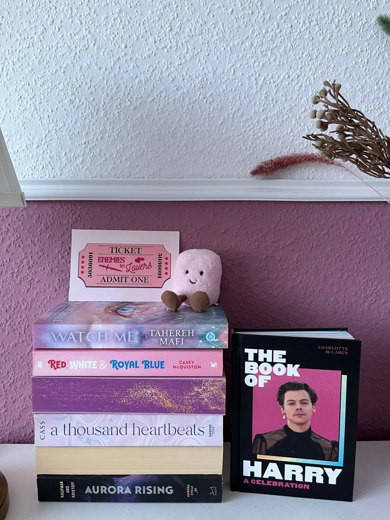 Marshmallow-Jellycat sitzt auf einem Bücherstapel