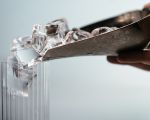 Hand macht Eis in ein Glas