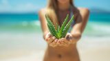 Frau mit Aloe Vera am Strand