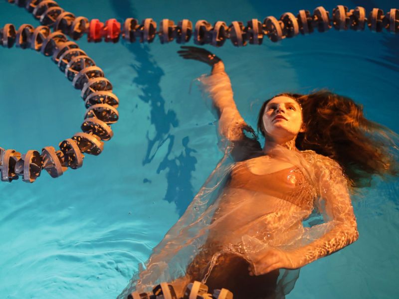 Frau liegt im Pool