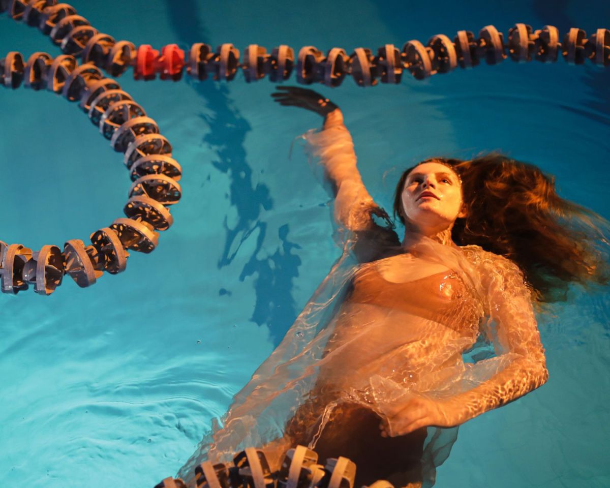 Frau liegt im Pool