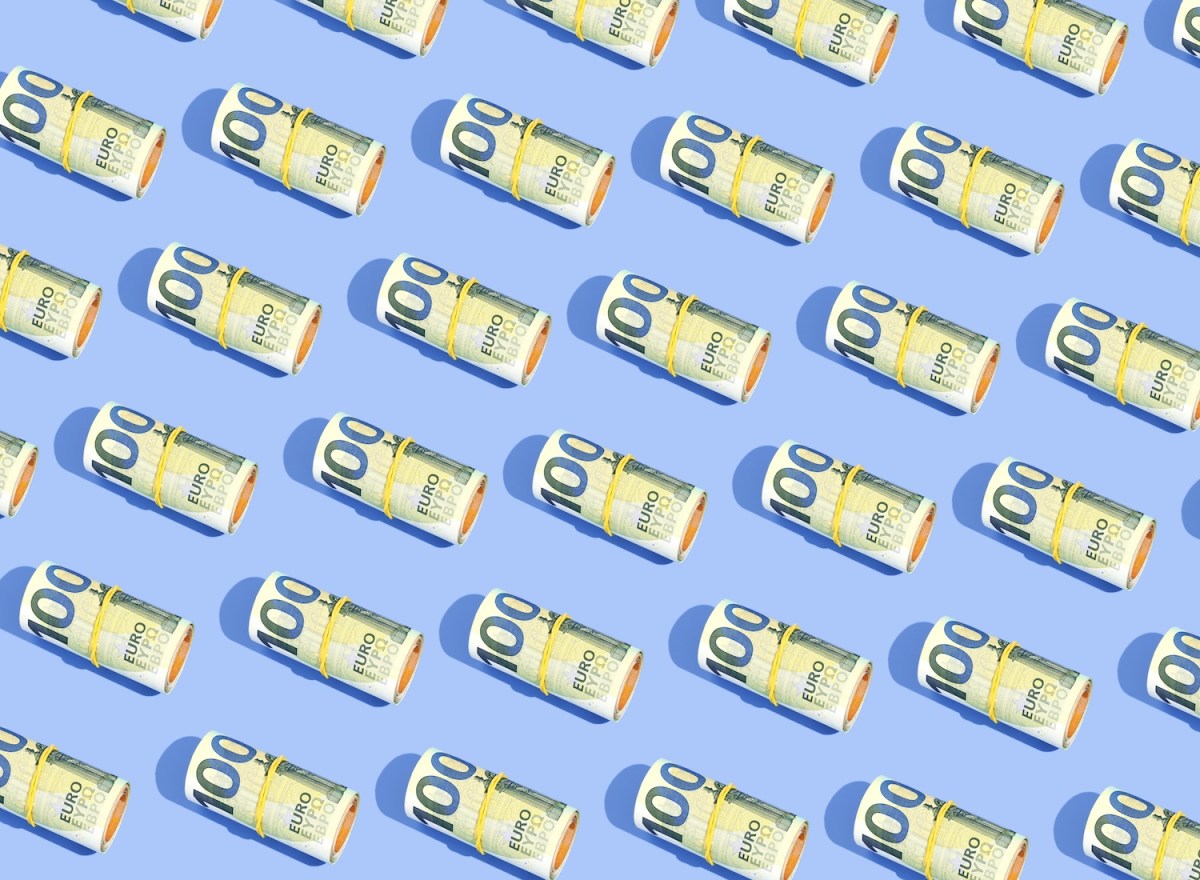 Hundert-Euro-Scheine auf blauem Hintergrund.