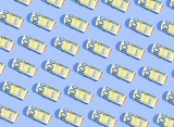 Hundert-Euro-Scheine auf blauem Hintergrund.