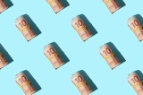 Muster mit zehn Euro Geld auf blauem Hintergrund.