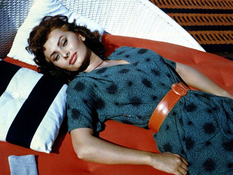 Sophia Loren in einem blauen Kleid auf roten Kissen