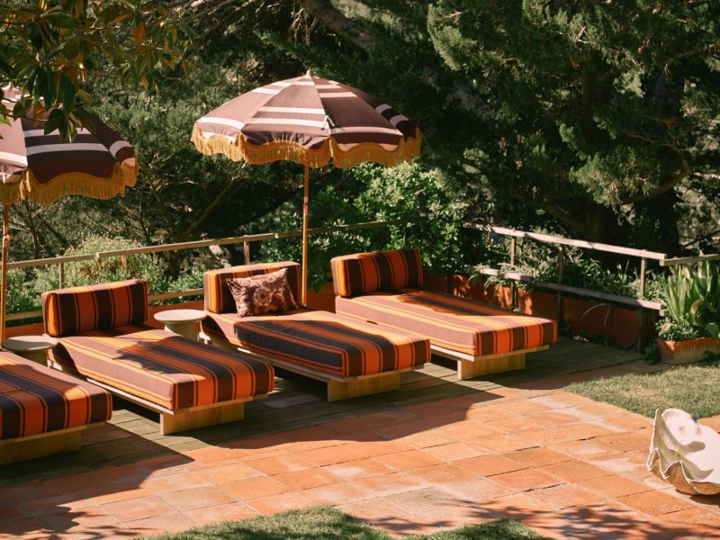Gestreifte Outdoor-Möbel auf einer Terrasse.