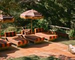 Gestreifte Outdoor-Möbel auf einer Terrasse.