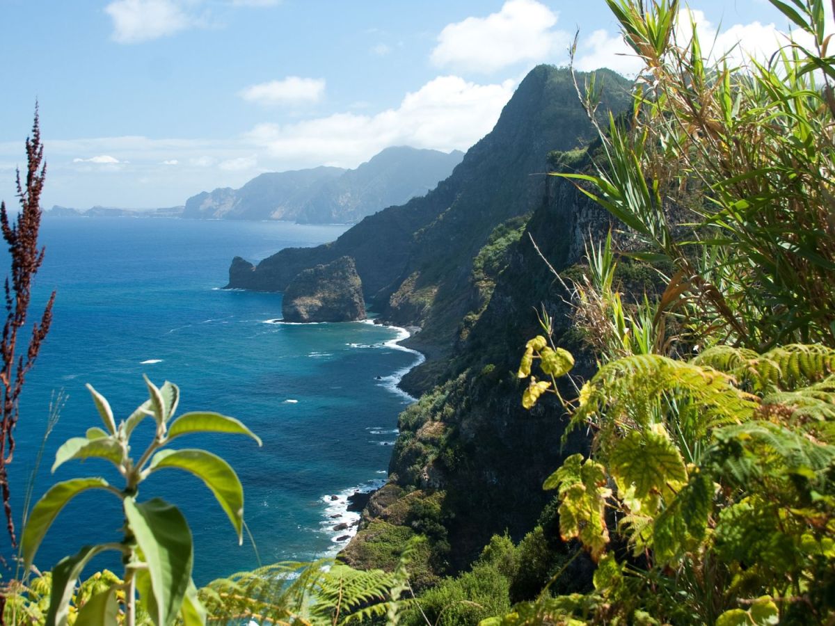 Vergiss die Kanaren: Diese Insel gilt als das „Hawaii Europas“ – und ist oft günstiger!
