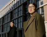 zwei Frauen vor einem Bürogebäude
