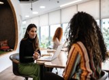 Zwei Frauen führen im Büro ein Gespräch.