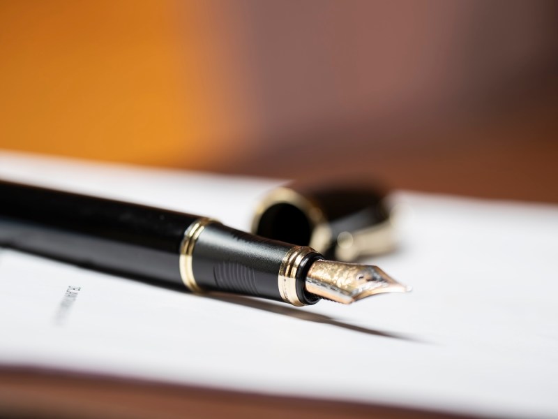 Füllfederhalter auf einem Blattpapier.