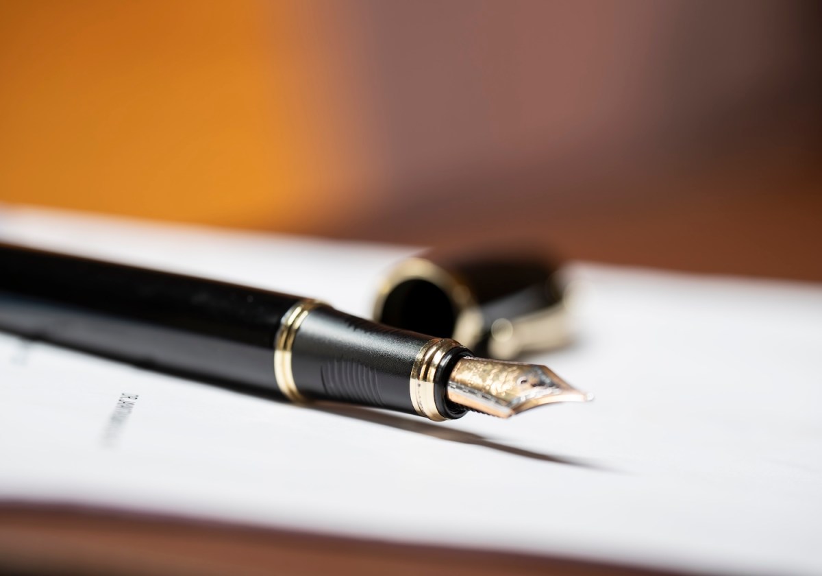 Füllfederhalter auf einem Blattpapier.