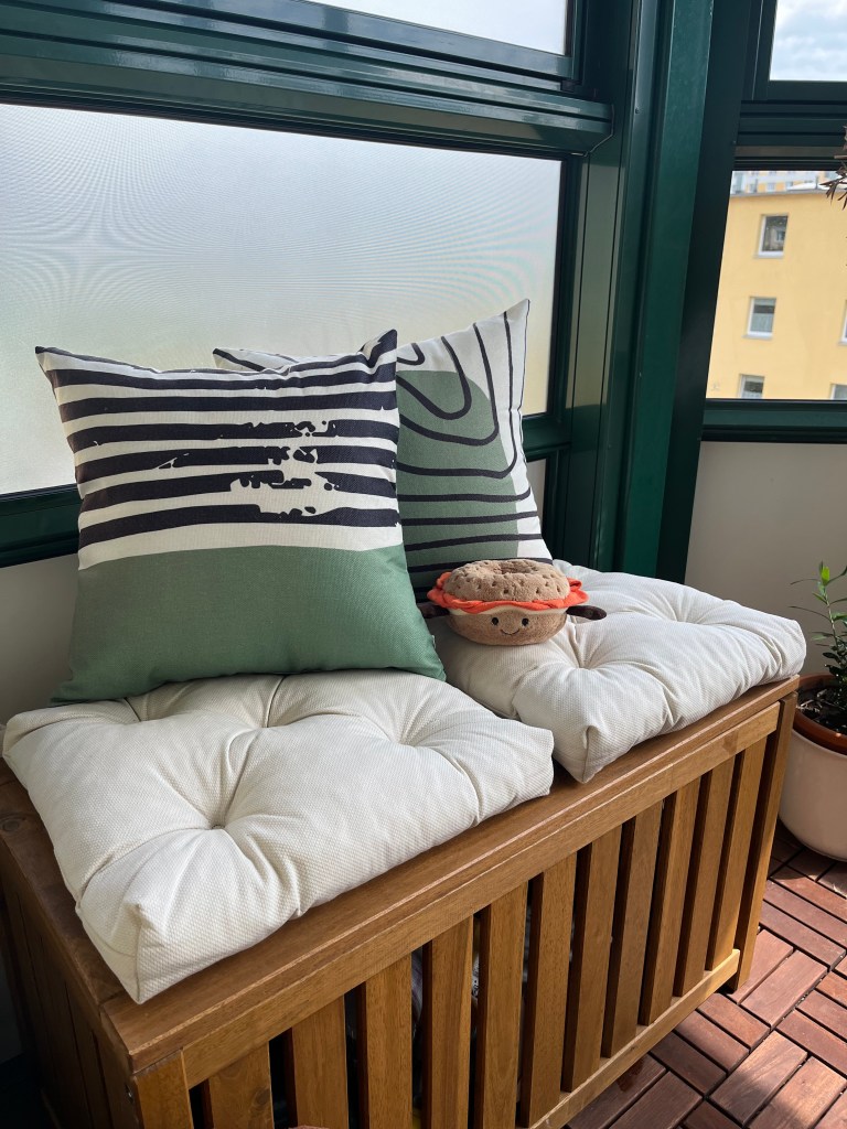 Jellycat-Bagel auf dem Balkon