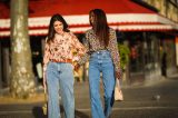 Frauen mit Bluse und Jeans
