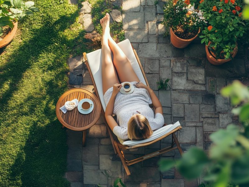 Frau entspannt im Garten