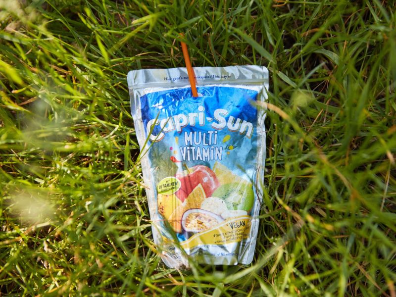 Capri Sonne im Gras