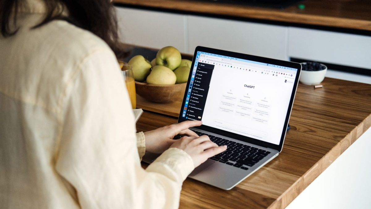 Frau vor dem Laptop