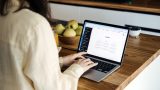 Frau vor dem Laptop