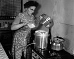 Oma kocht in einer DDR-Küche