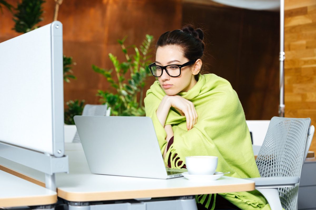 Frau friert im Büro