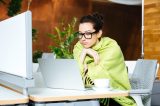 Frau friert im Büro