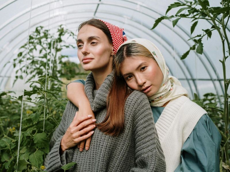 Zwei Frauen stehen in einem Gewächshaus