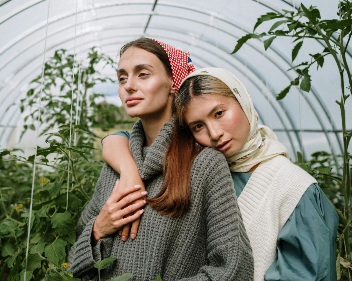 Zwei Frauen stehen in einem Gewächshaus