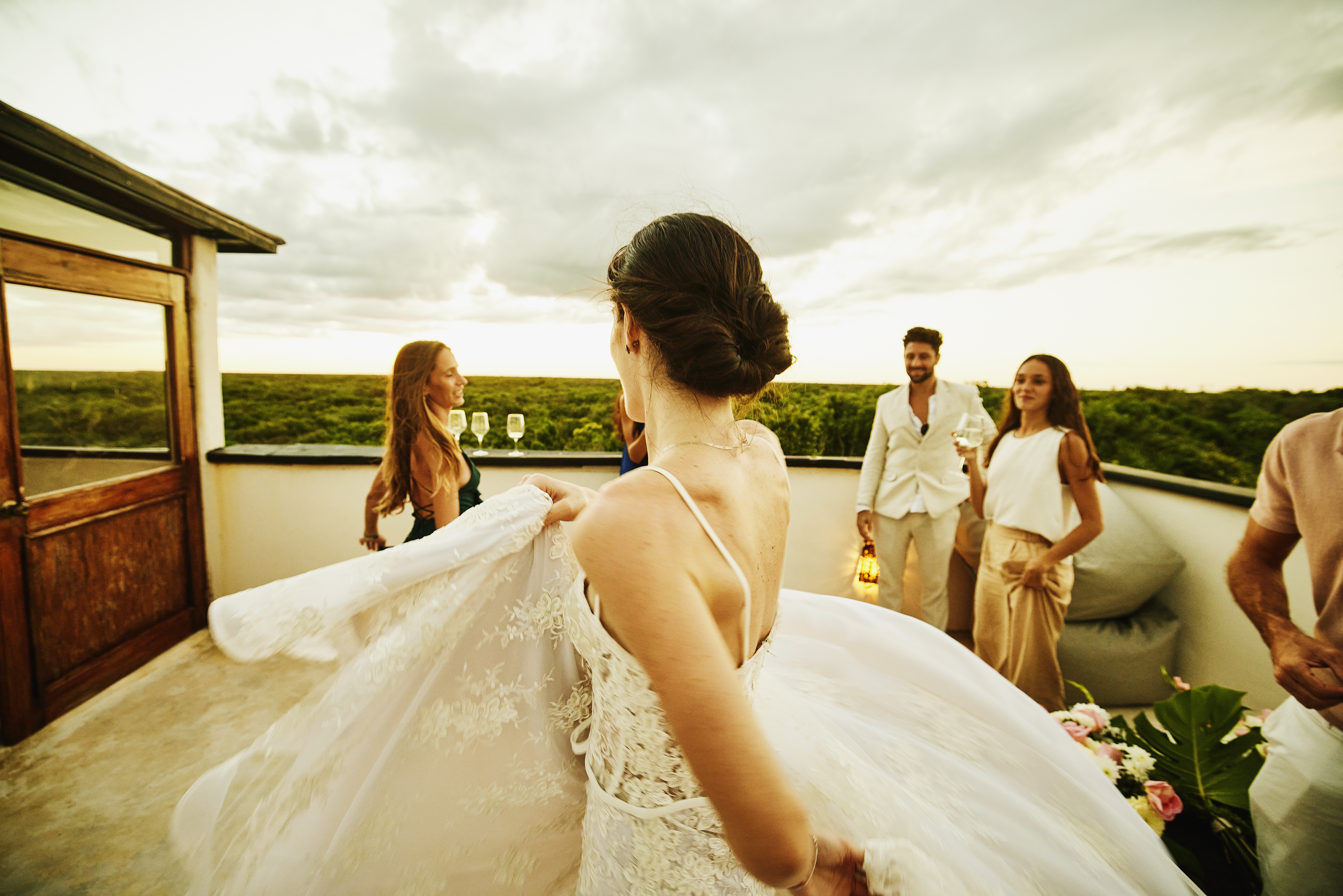 See-through-aber-classy-Warum-transparente-Brautkleider-gerade-viral-gehen