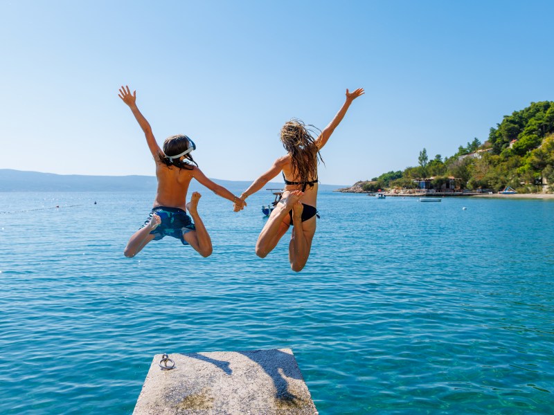 Wir lieben Kroatien: Tolles Wetter, wunderbare Menschen und sagenhaft klares Wasser. Wohin mit Kind und Kegel? Diese drei ausgewiesenen Familienresorts in Kroatien sind ein Traum für den nächsten Familienurlaub!