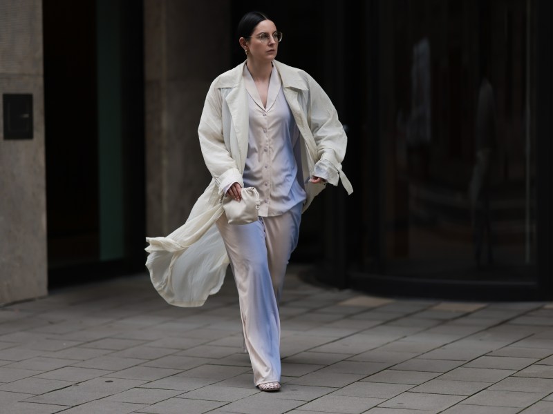 Frau im Pyjama