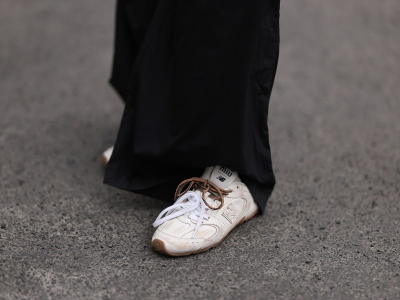 Frau trägt Schuhe