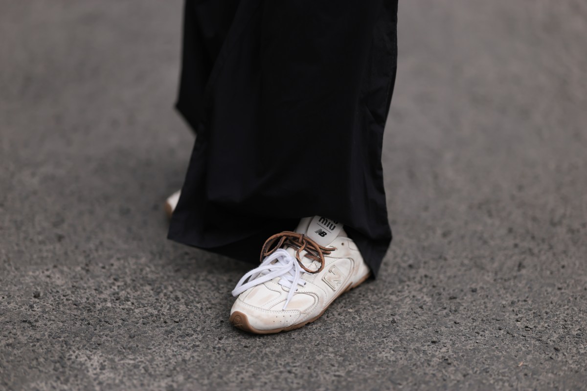 Frau trägt Schuhe