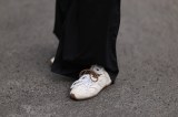 Frau trägt Schuhe
