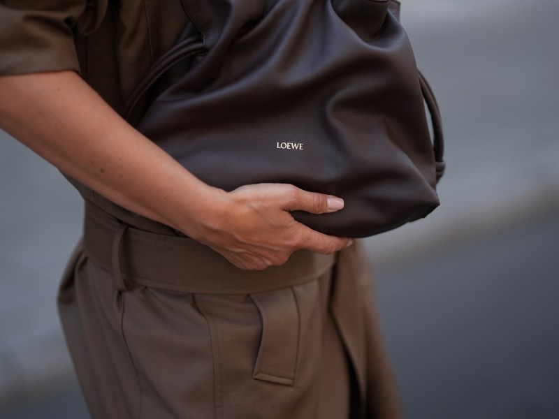 Frau trägt Loewe Tasche