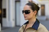Frau trägt Sonnenbrille