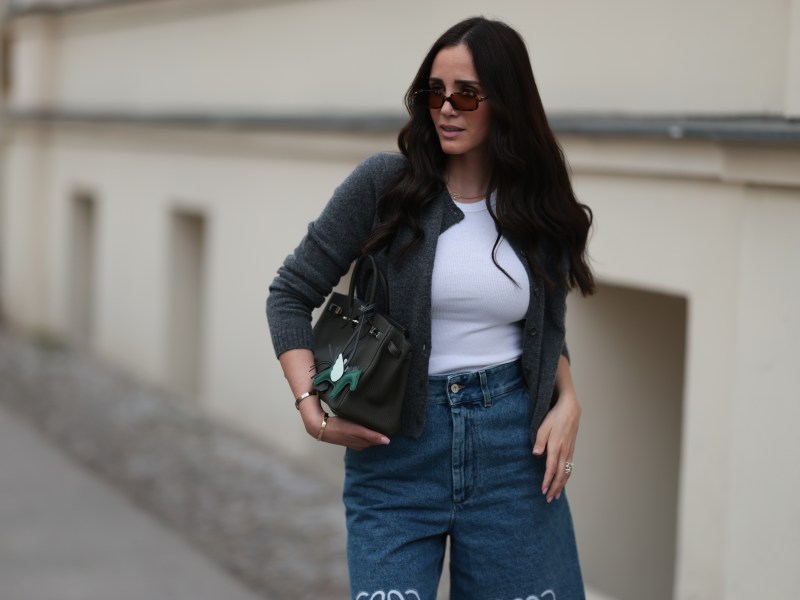 Frau trägt Jeans Shorts