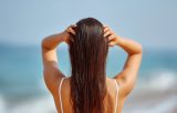 Haare einer Frau am Strand