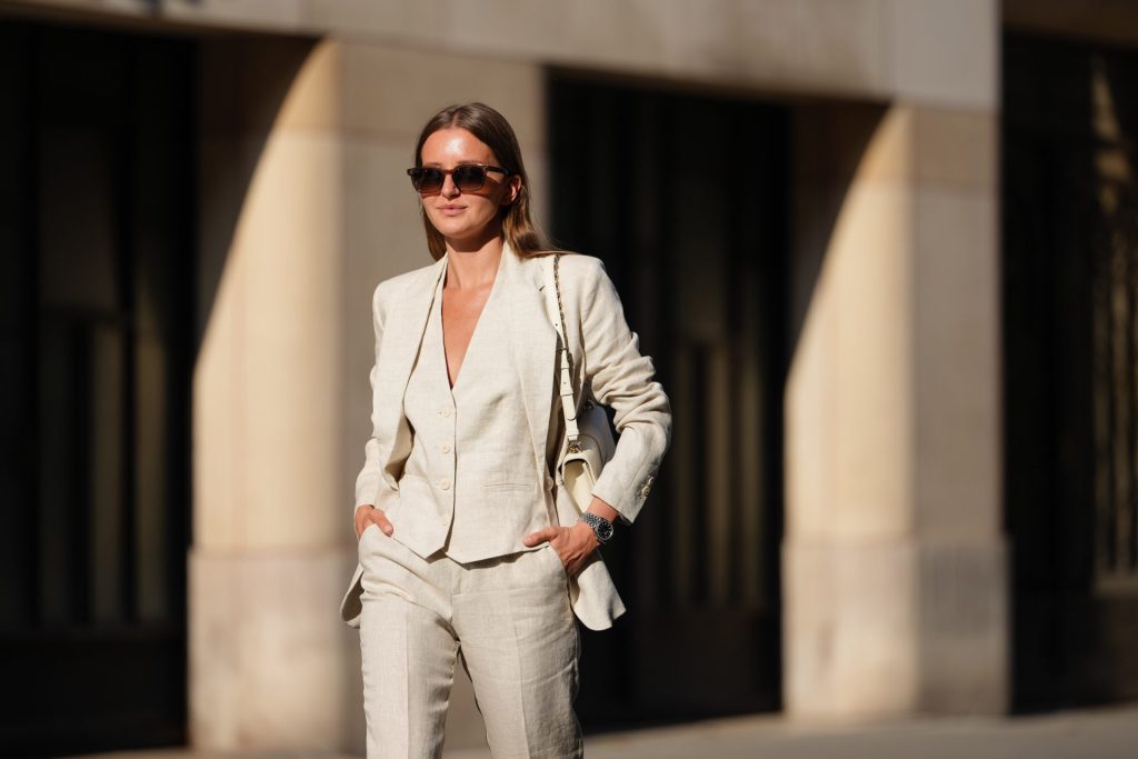 Frau mit Leinenoutfit