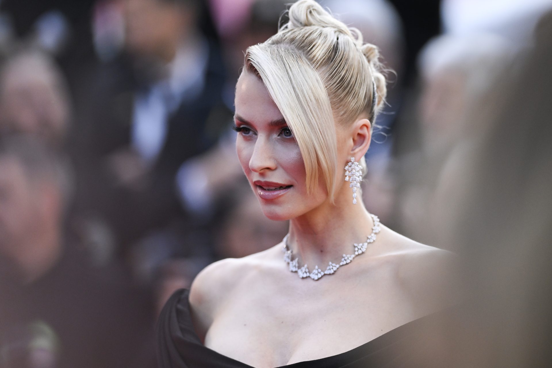 Lena-Gercke-macht-s-vor-Diese-Yogurette-Bluse-ist-DER-Sommertrend-2025