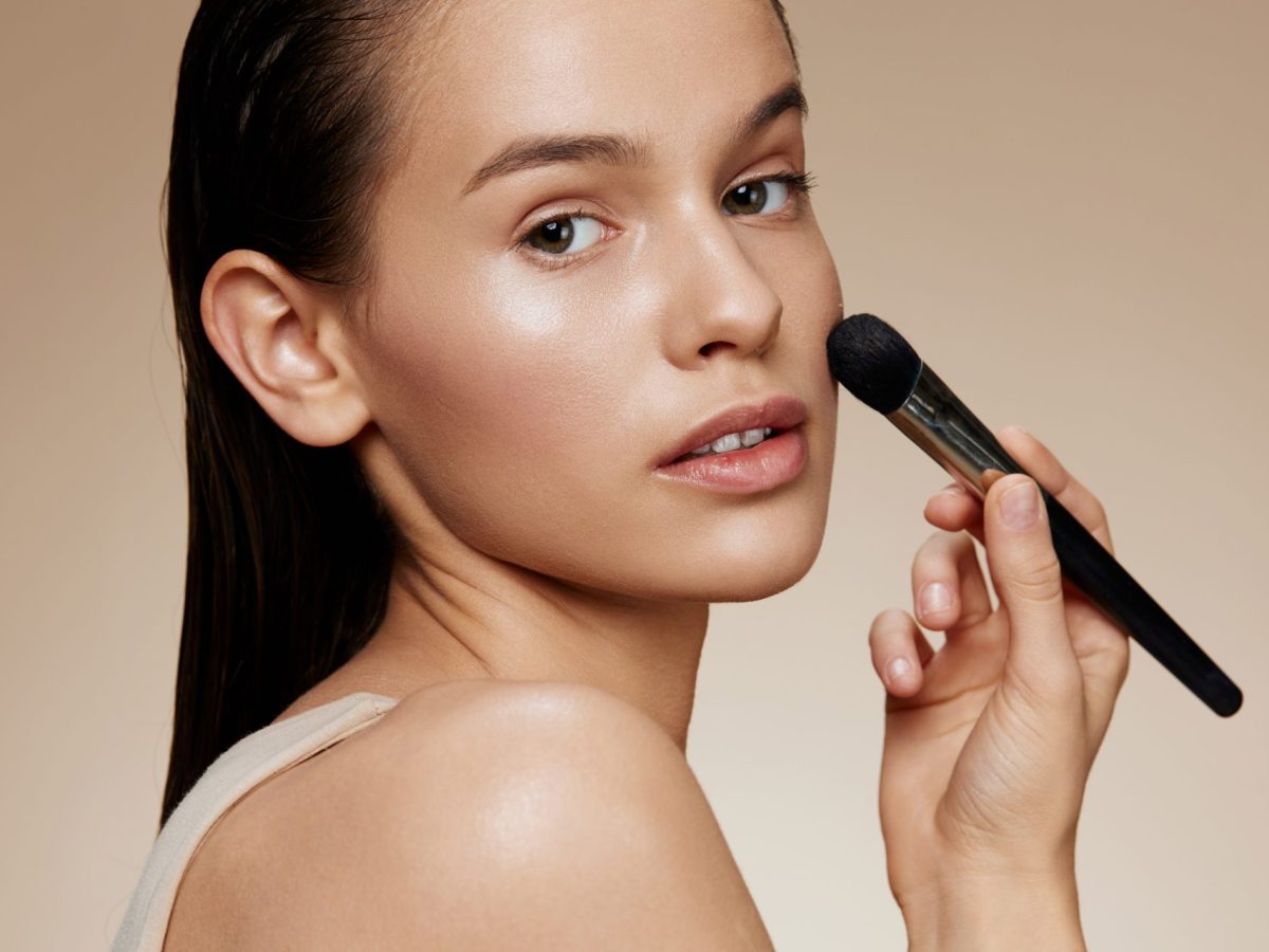 Schminken bei Hitze: Star-Visagisten schwören auf diese Make-up-Produkte